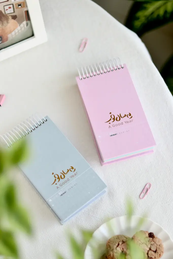 سررسید تودولیستی 1405برگ (barg) مدل جلد سخت ، سیم از بالا ، رنگی .