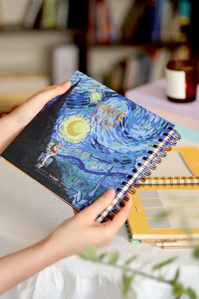 سررسید 1405 برگ ( Barg ) مدل ونگوگ ، جلد سخت ، 20*20 سانتی متر 