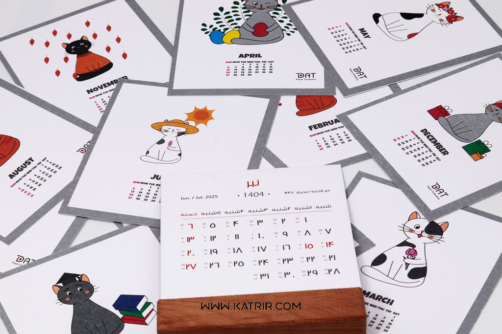 تقویم رومیزی دات ( Dat ) مدل پایه چوبی 1405 ، کد 701 (گربه)